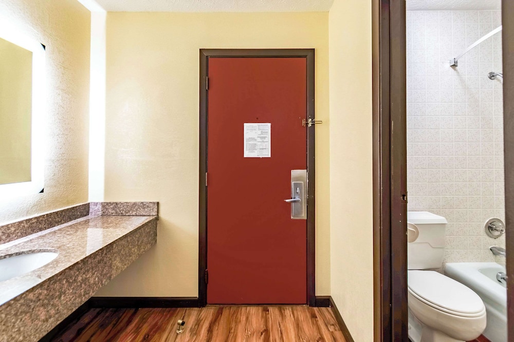 Econo Lodge Worthington - Columbus North - Image 3