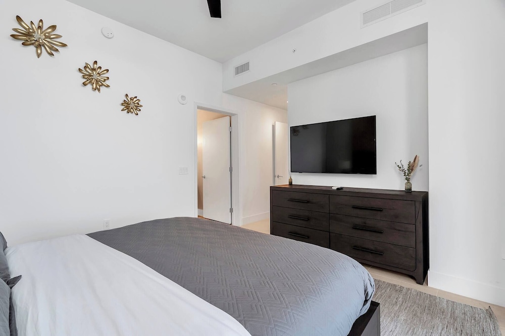 3BR Penthouse Direct, Stunning Water Views