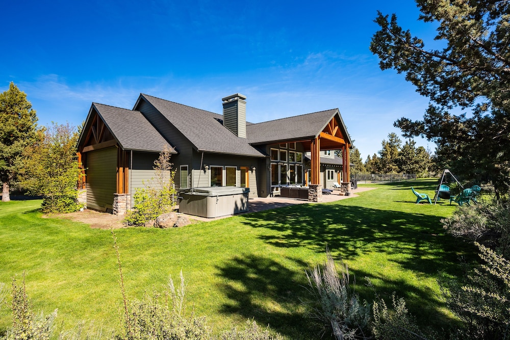 Family-Friendly Dara Oaks Home with Private Hot Tub and BBQ on the Deck by RedAwning