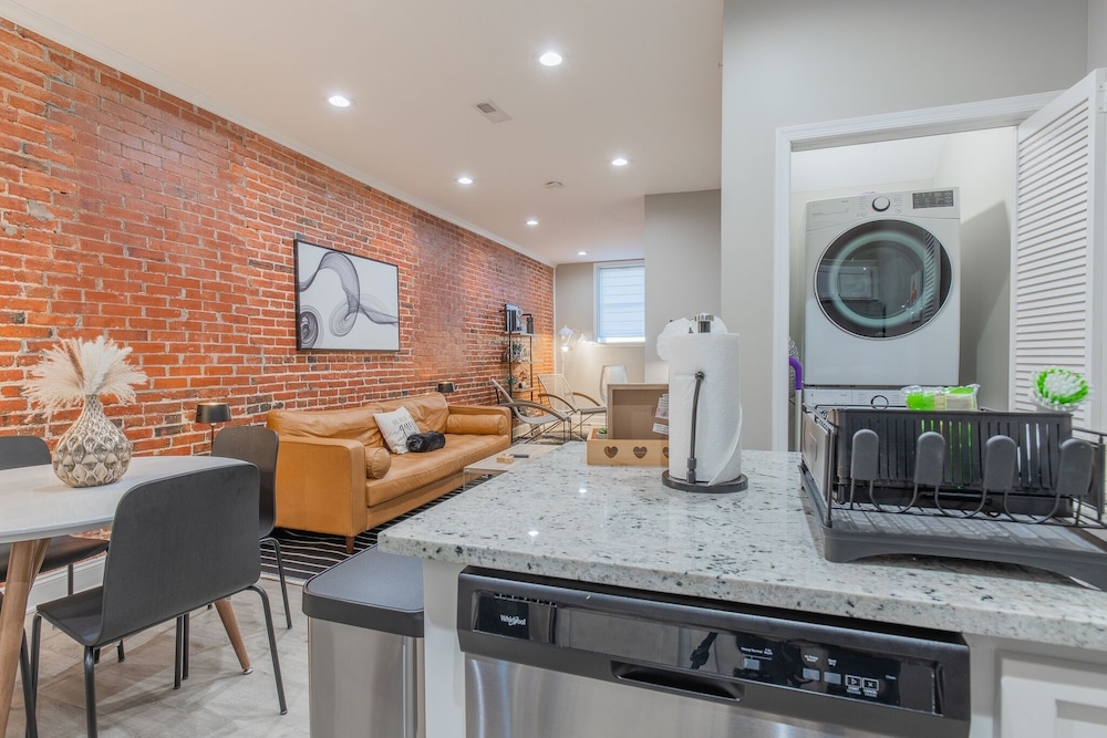 Baltimore's Home Away From Home 2 Bedroom Apts by Redawning - Property Image 18