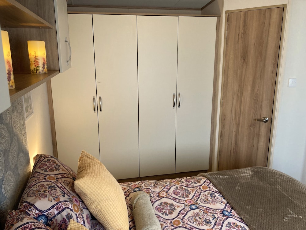 Cosy Beach Getaway Naish Est Near New Forest view 5
