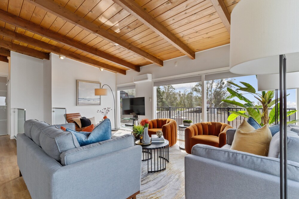 Serene Oceanview Escape With Expansive Deck 3 Bedroom Home