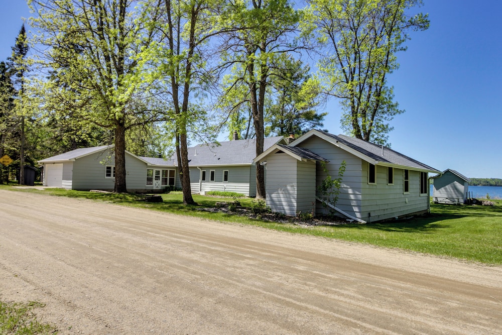Hackensack Waterfront Retreat on Tenmile Lake