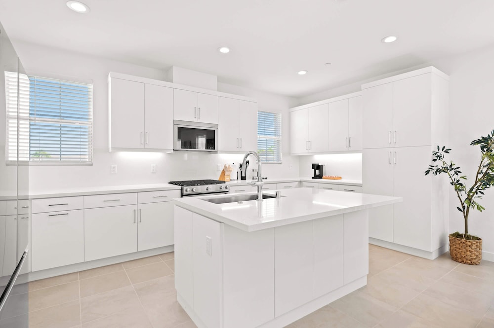 Stylish 3BR Oasis in Palm Desert Near El Paseo Zoo