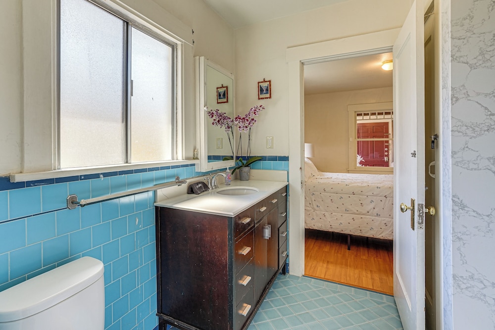 Walkable East Bay Home - 2 Mi to Bart Station