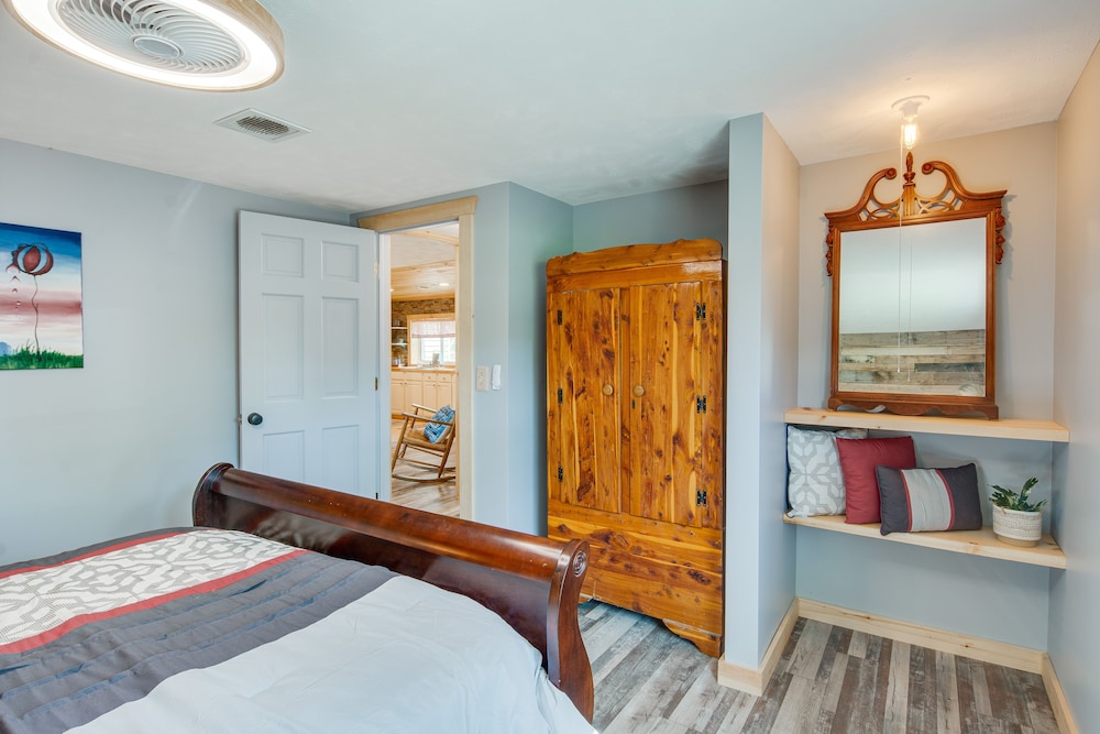 Charming Lake Chautauqua Home: Walk to Water! view 5