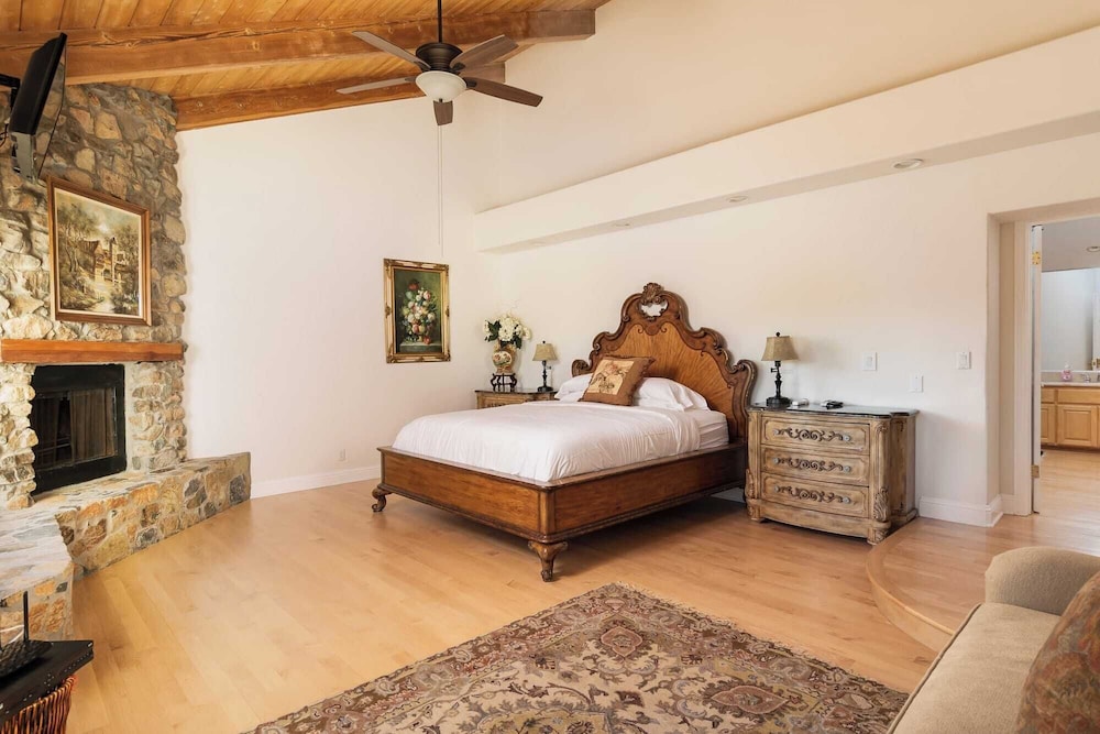 Resort-style Estate w/ Pool, Game Room & Tennis Court Near Wineries The Tennis Ranch by Avantstay