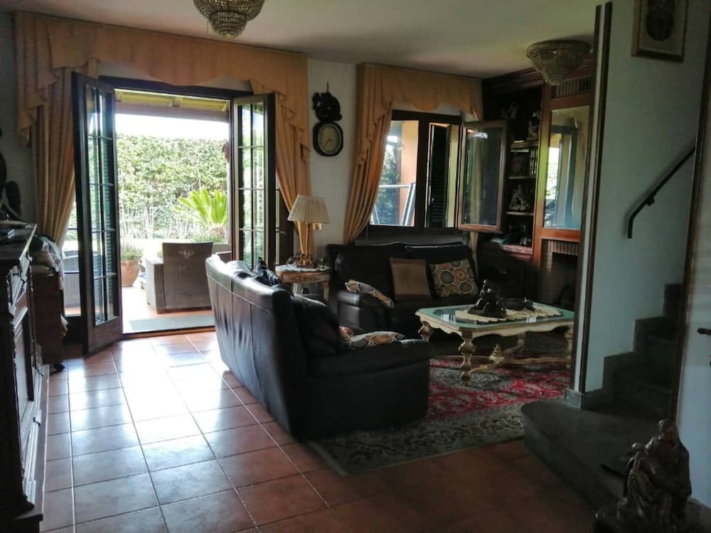 Villa Sleeps 6 With Garden and Gym