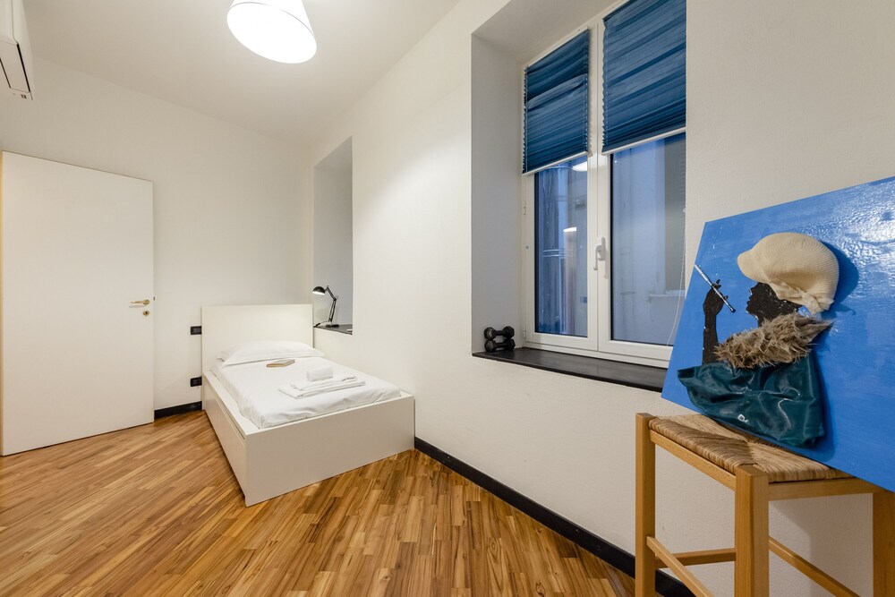 Charming Flat Next to Genoa's Aquarium
