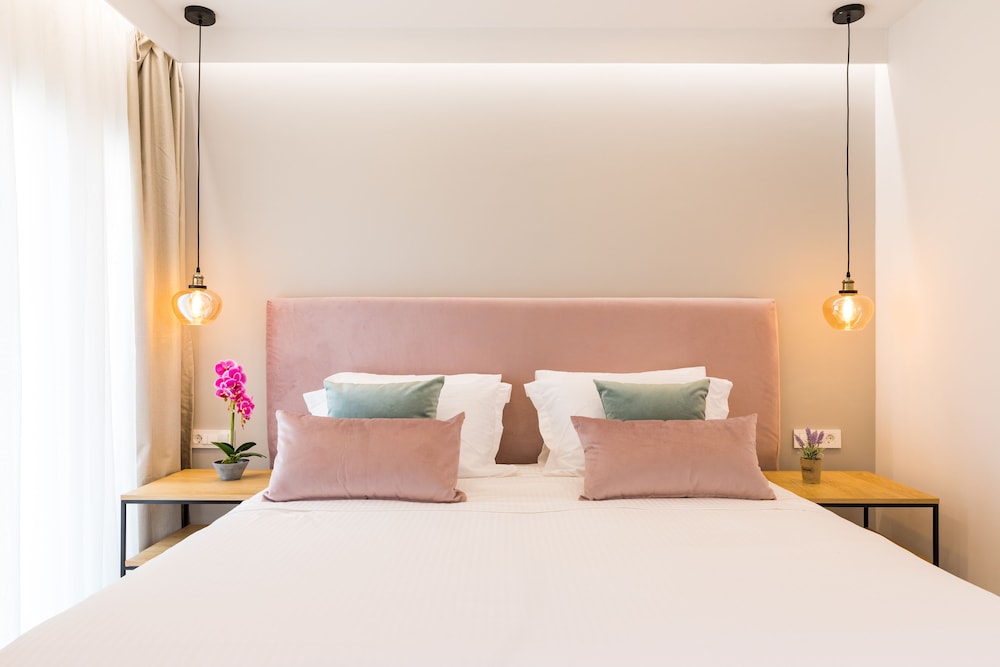 V Luxury Suites photo 4