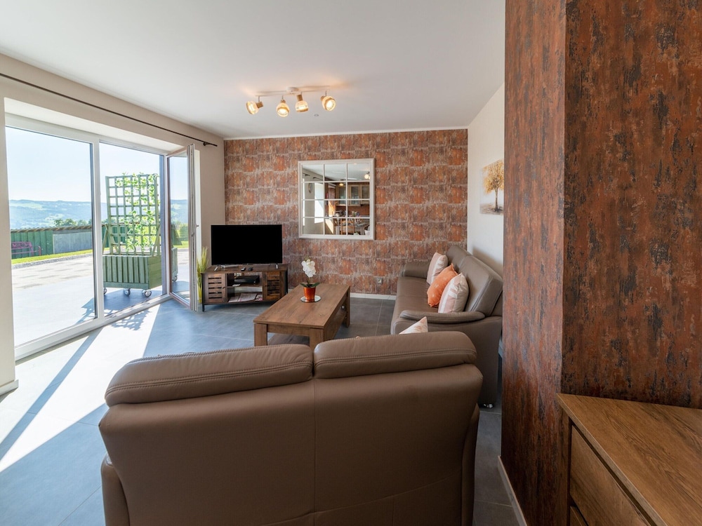 Spacious Getaway Near Spa F1
