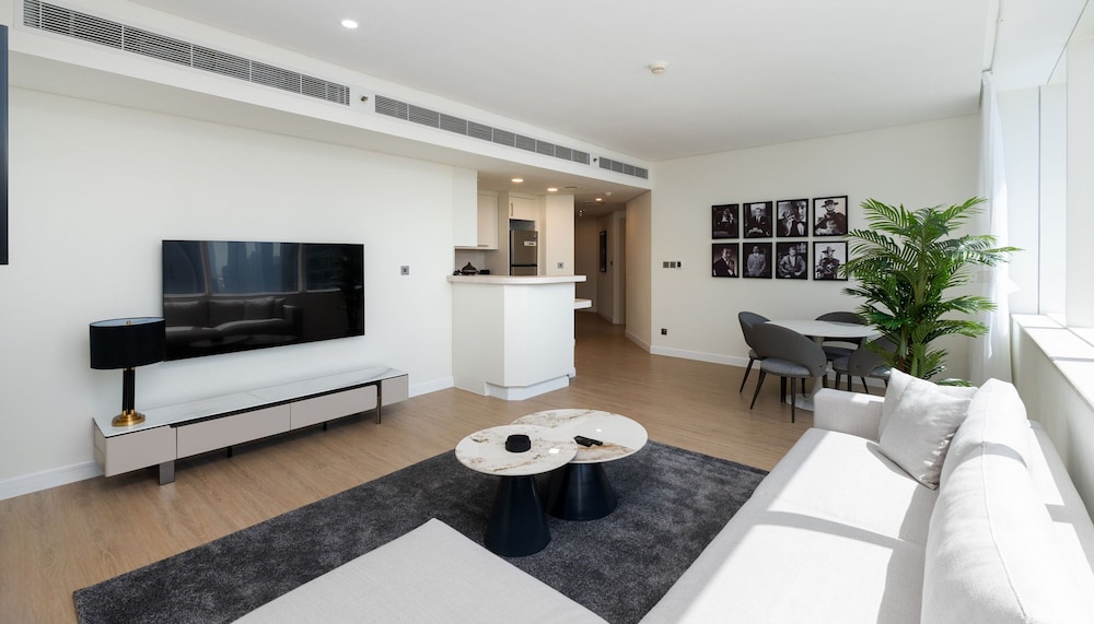 Pristine Difc 2BR w Pool Gym