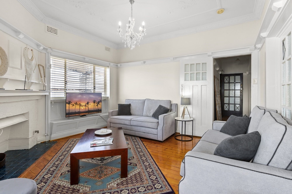 Fairlight 2-bed Apartment Steps From the Beach
