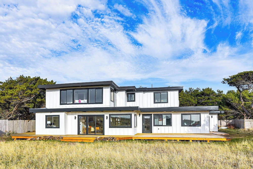3-acre Oceanfront Home: Game Room & Fire Pit!