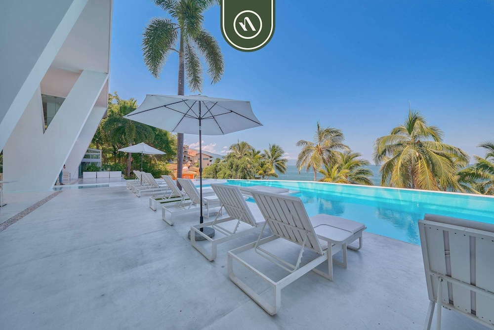 Oceanview Luxury Condo - Private Beach - Rooftpop