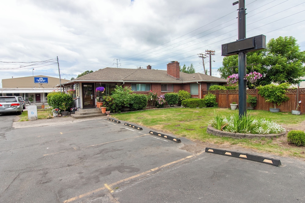 Golden Kent Motel view 3