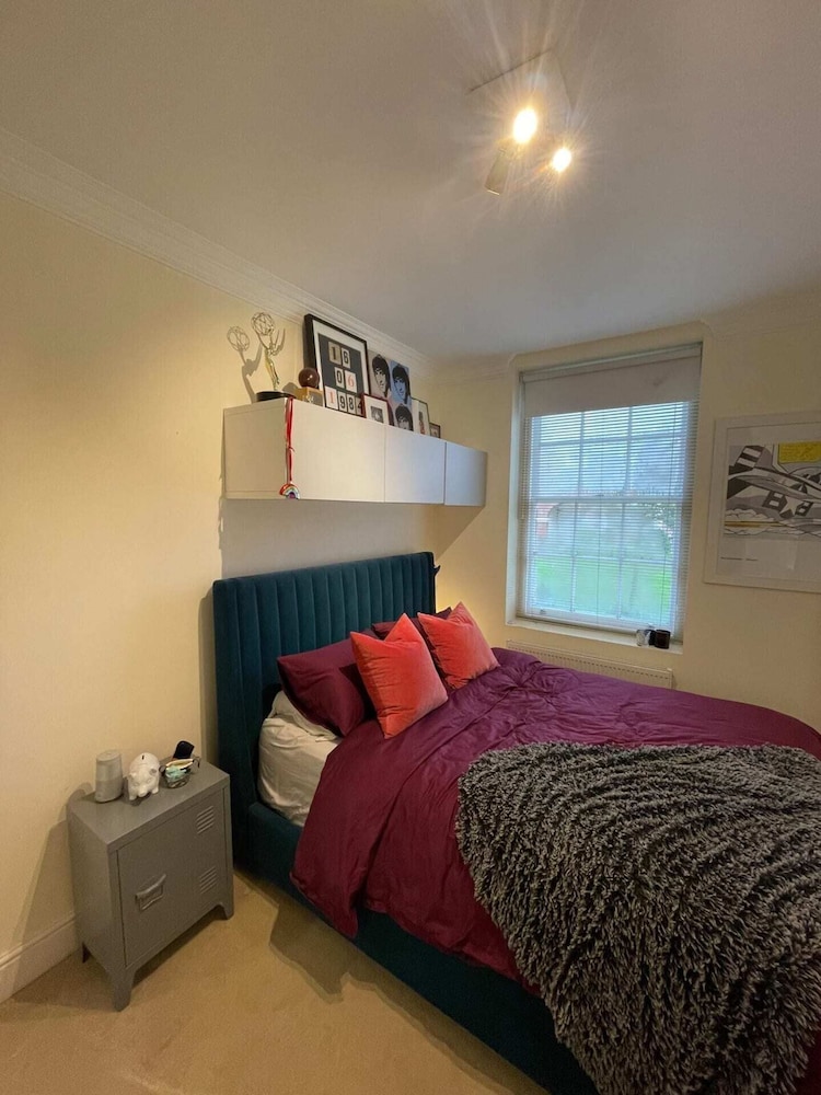 Chic Victorian Flat in Private Estate - Mile End!