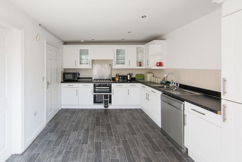 5 Bed Detached House - Sleeps 14