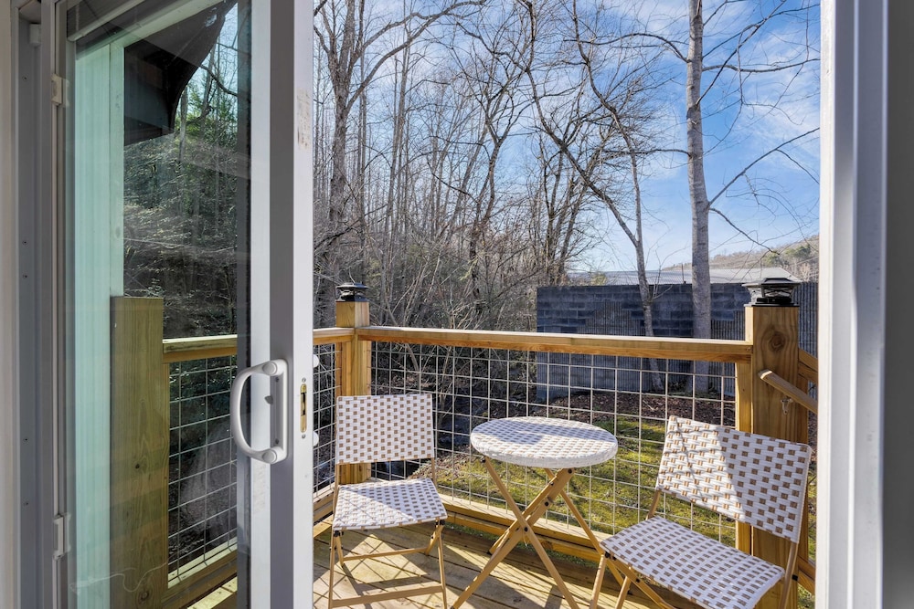 Creekside Haven by Avantstay Hot Tub, Fire Pit, Outdoor Dining Area Nestled Next to Creek