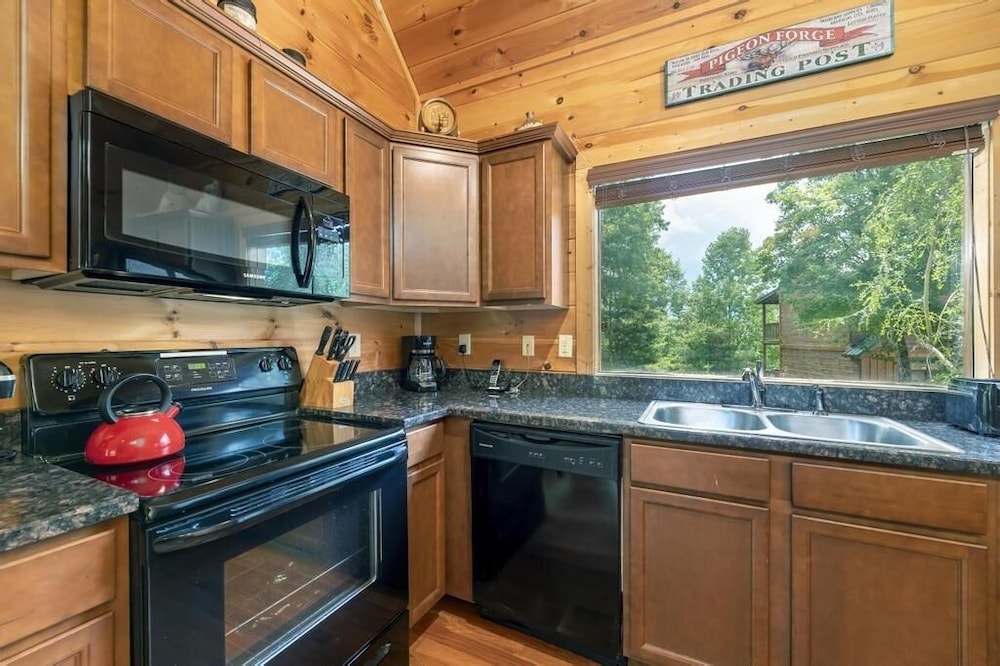 A Suite Mountain - 2 Bedrooms, 1 Baths, Sleeps 6 Cabin by RedAwning
