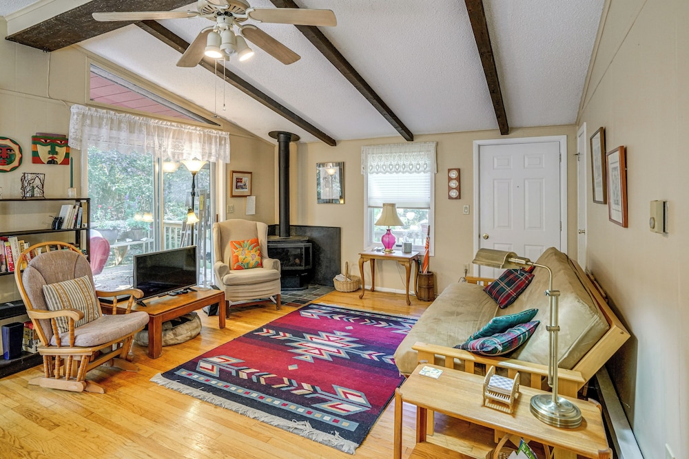 Quiet All-season Creekside Escape in Upstate!
