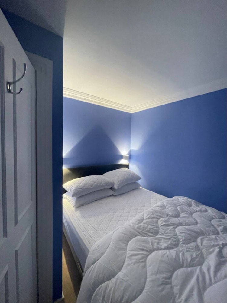 Expansive 4BD Home- 15 min From Buckingham Palace!