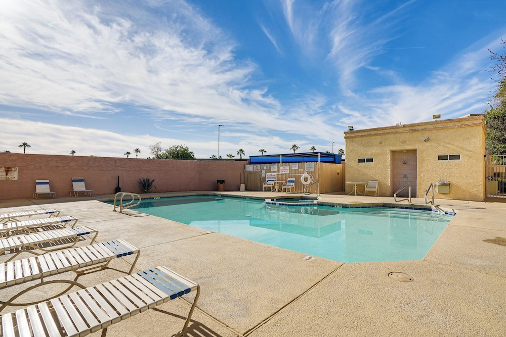 4 Mi to Surprise Stadium: Condo w/ Pool!