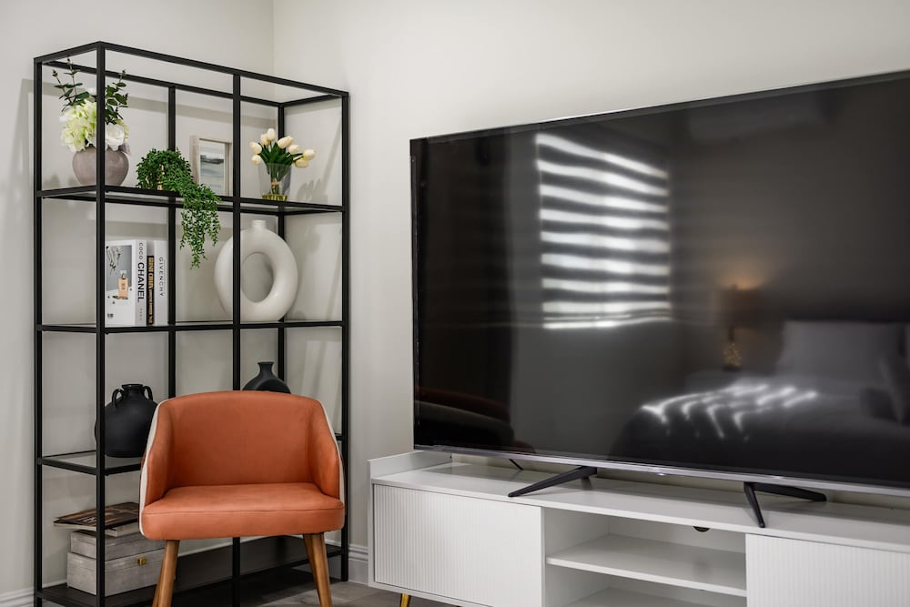 Stylish New Home Bright Modern Fully Stocked