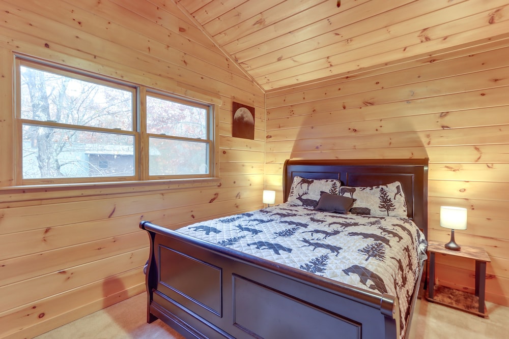 Blue Ridge Cabin w/ Hot Tub, 5 Mi to Downtown!