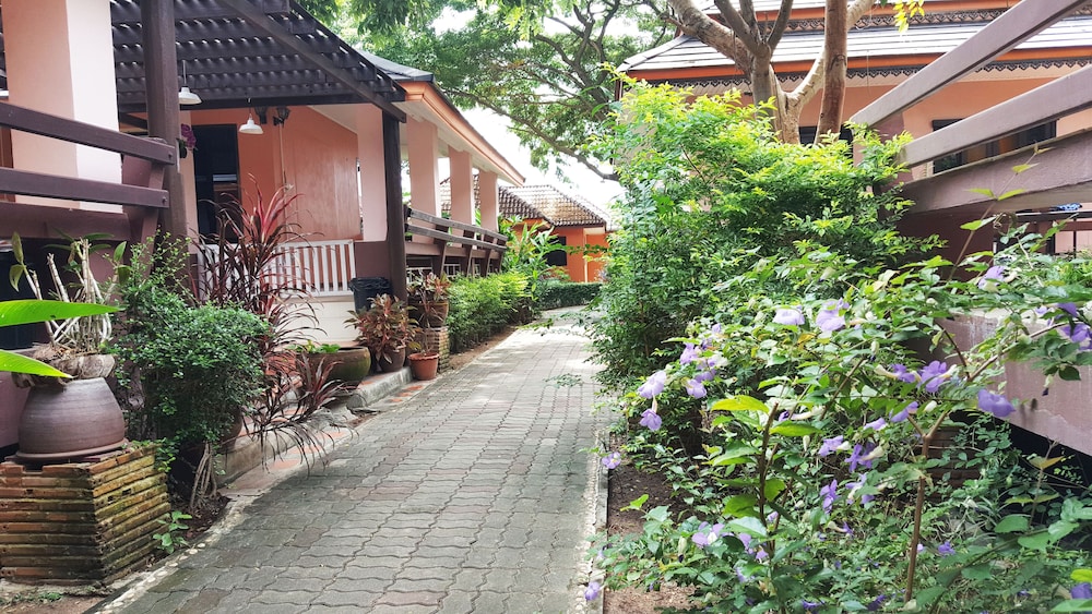 Phalaburi Resort by dreamhouse