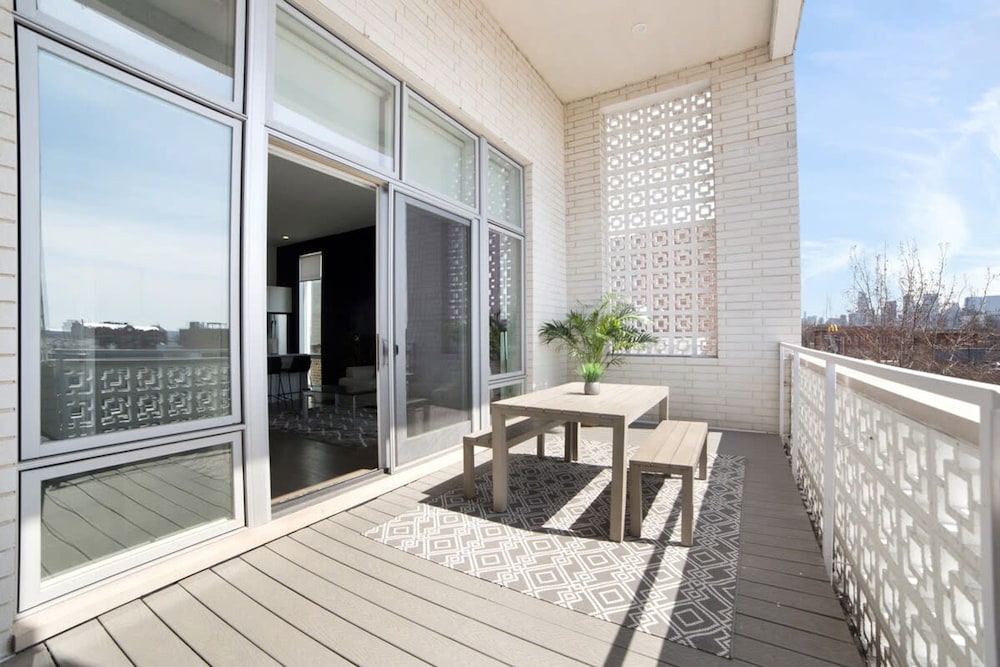 4-bedroom Penthouse w 2 Large Balconies Rooftop