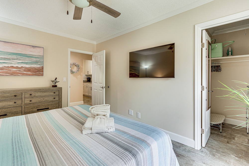 Walk to Folly Field Beach: Condo w/ Pool Access