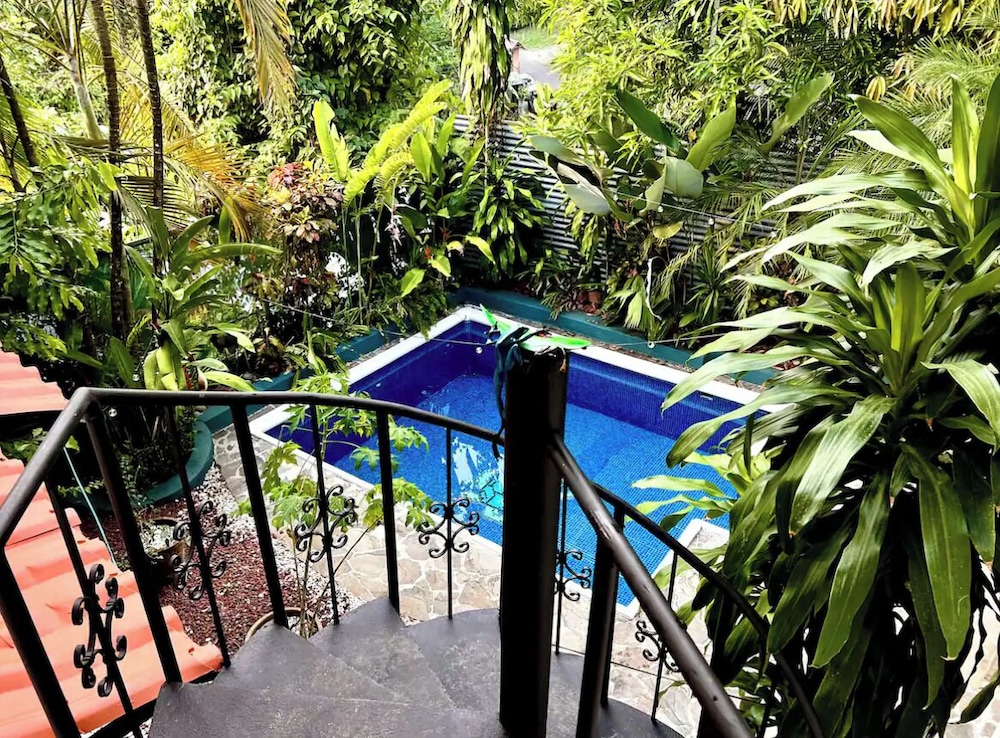 Beautiful private villa w private pool