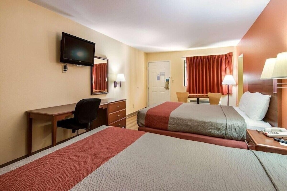 HomeTown Inn & Suites
