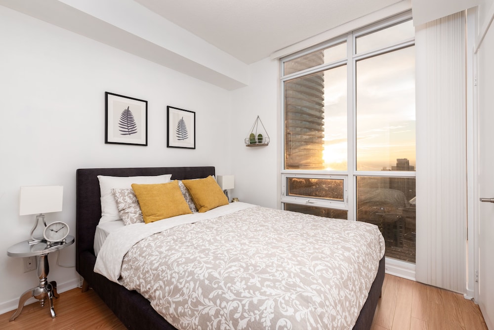 QuickStay - Elegant & Modern Condo, CN Tower Views - Image 2
