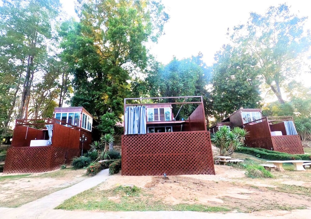 19 Degrees Resort