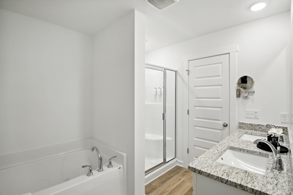 New modern Townhouse, 3BR, 2.5B, near Mid City