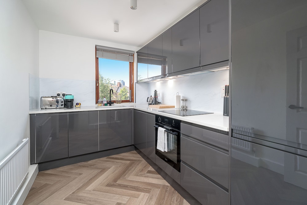 Chic 2BR Battersea Flat - Terrace & Pet-Friendly