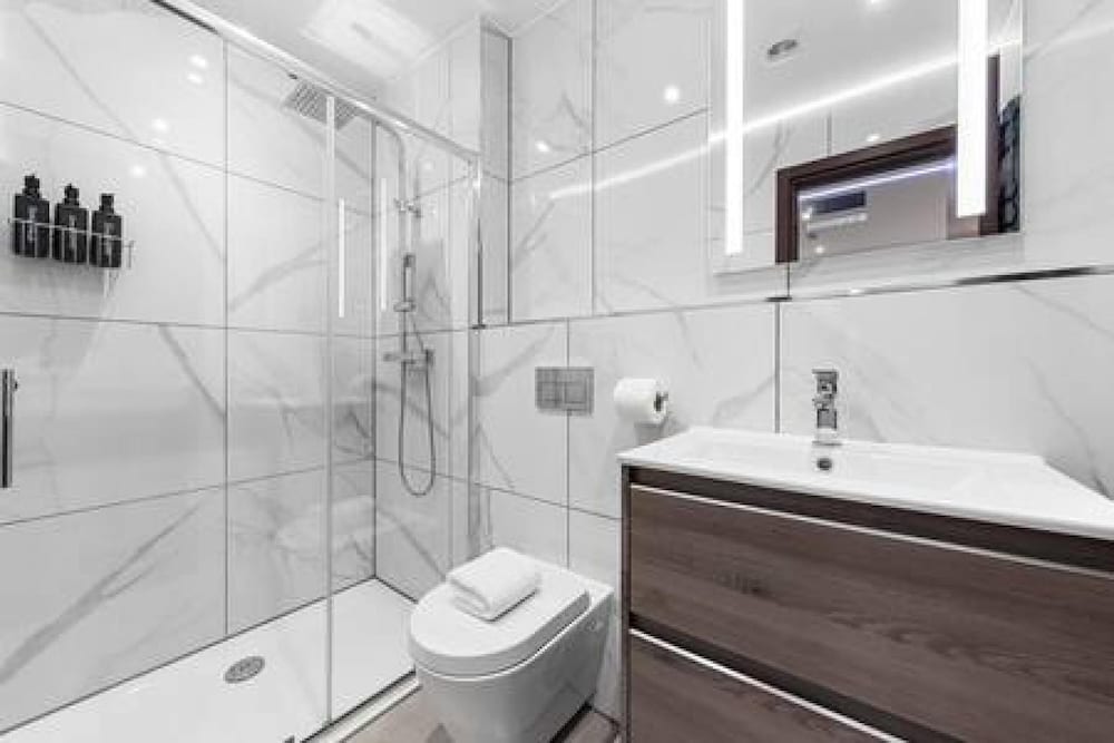 Modern Spacious Suite Sleeps 4 in Central London
