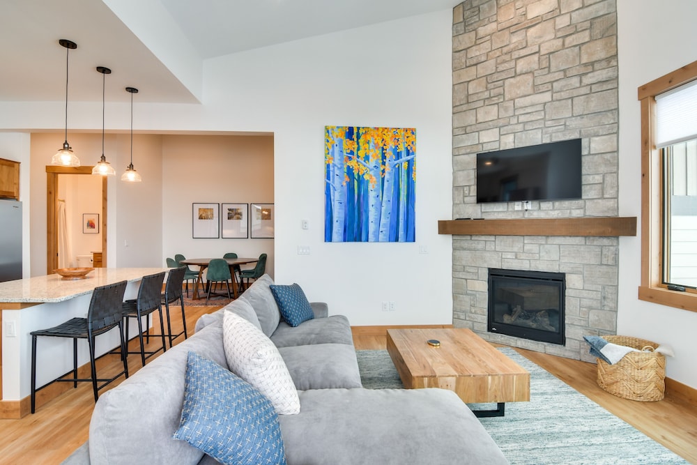Winter Park Retreat: Balcony, Hot Tub & Fireplace!