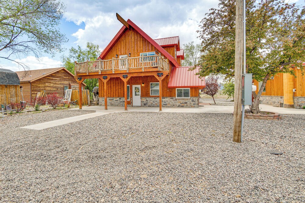 Family Home w/ Mountain Views in Circleville!