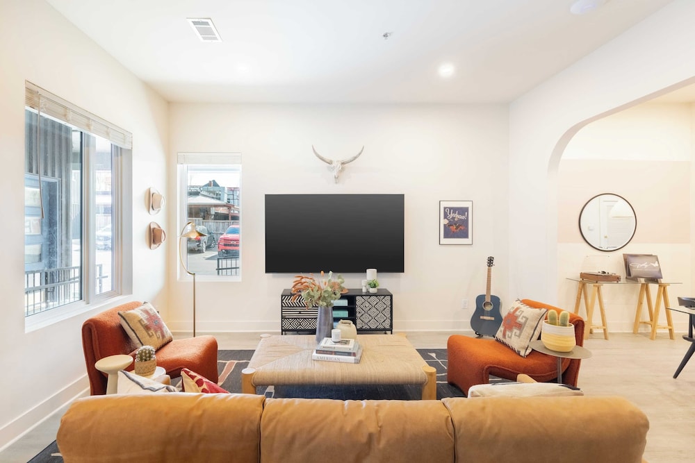 Sleeps 28 2 Units Near DT Nashville Outrider by Avantstay