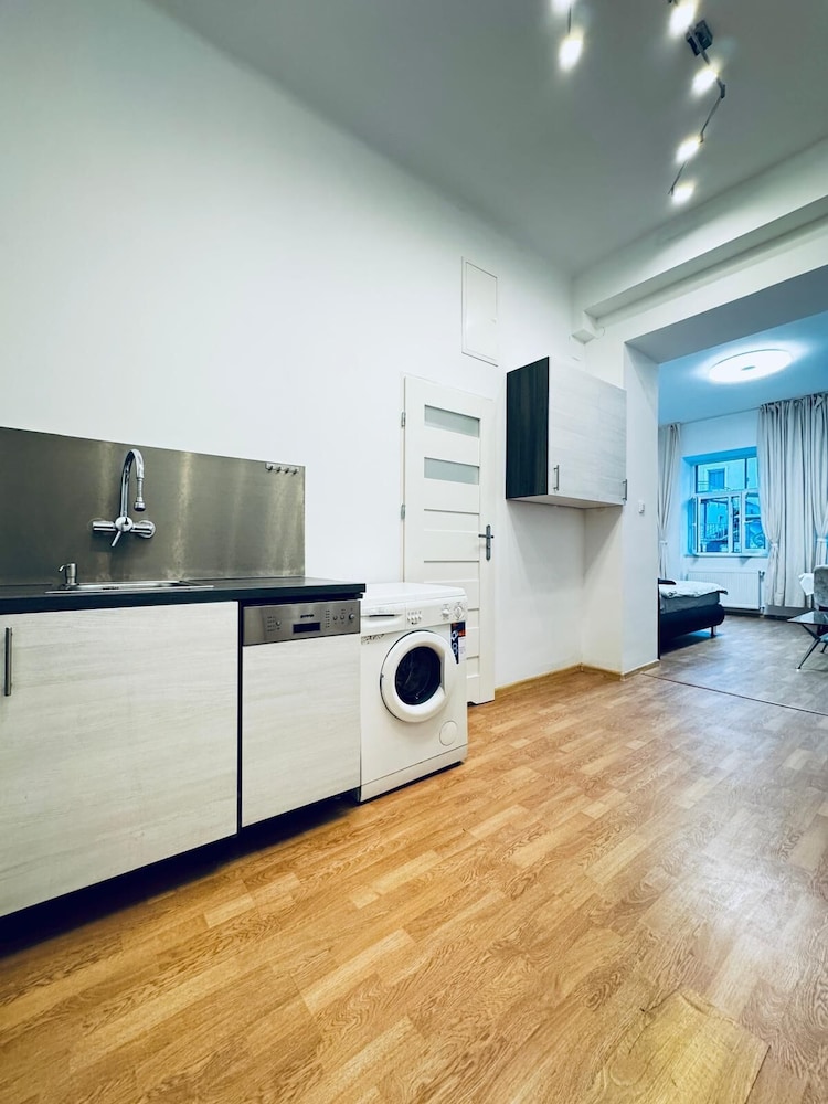 Lovely 2BR for 5 Peaceful Central Stay