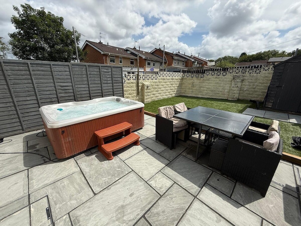 Family & Group Stay 3 Bedroom Swansea Home