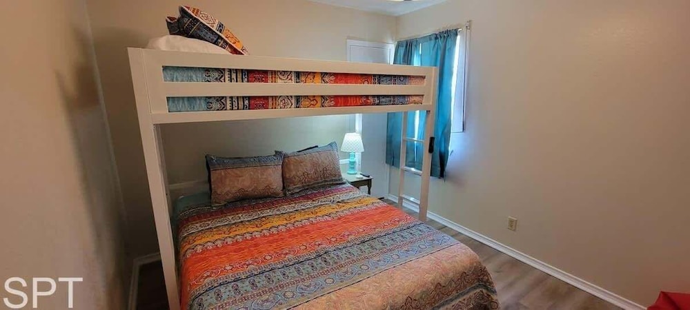 Large 3 Bedr Bay Views Pool Great Deck 3 Bedroom Condo
