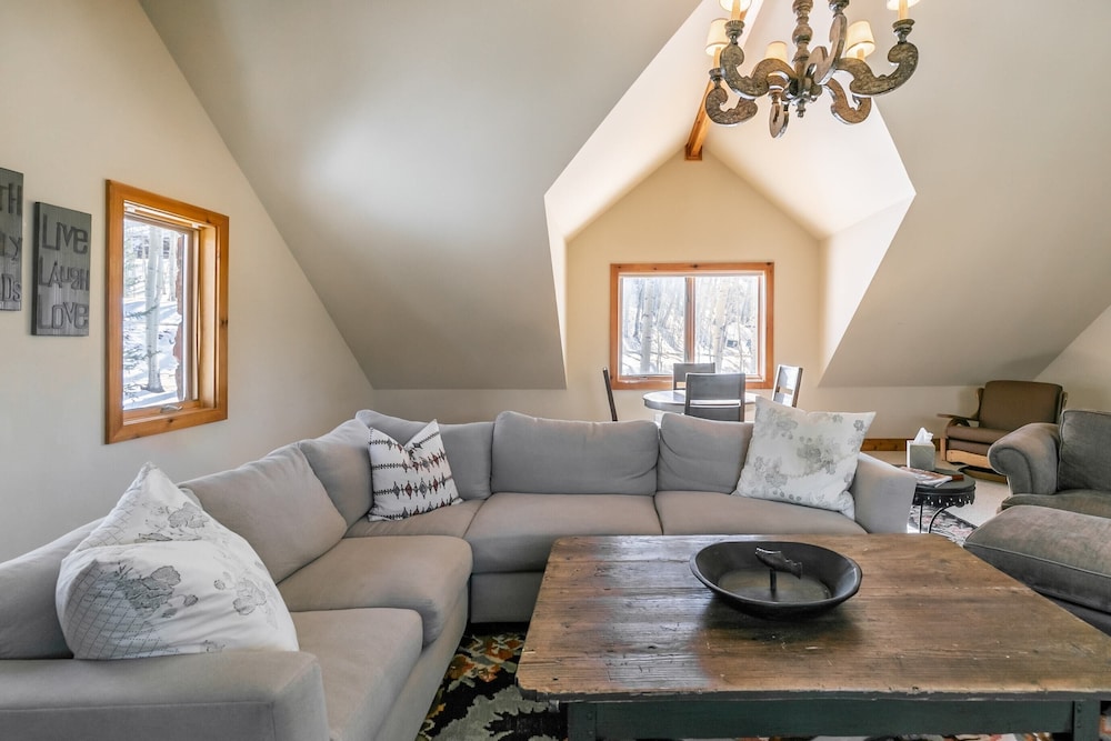 Wapiti Mountain Escape by Avantstay Commanding Views Incredible Home w/ Hot Tub! view 3