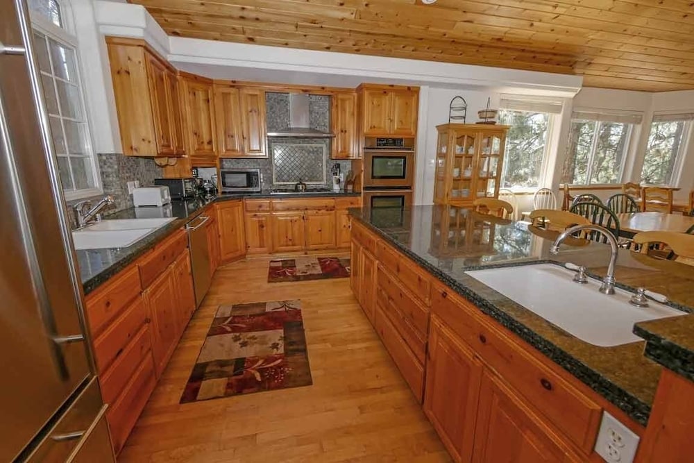 2460 Lupine Trail 6 Bedroom Home by RedAwning