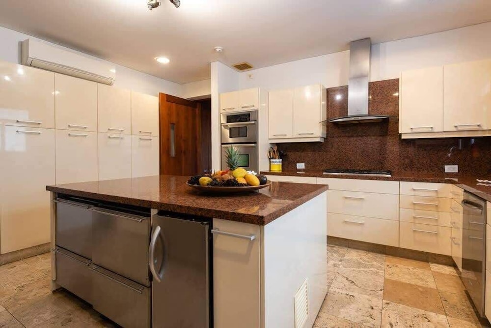 Luxury Apartment– Private Pool & Rooftop Jacuzzi