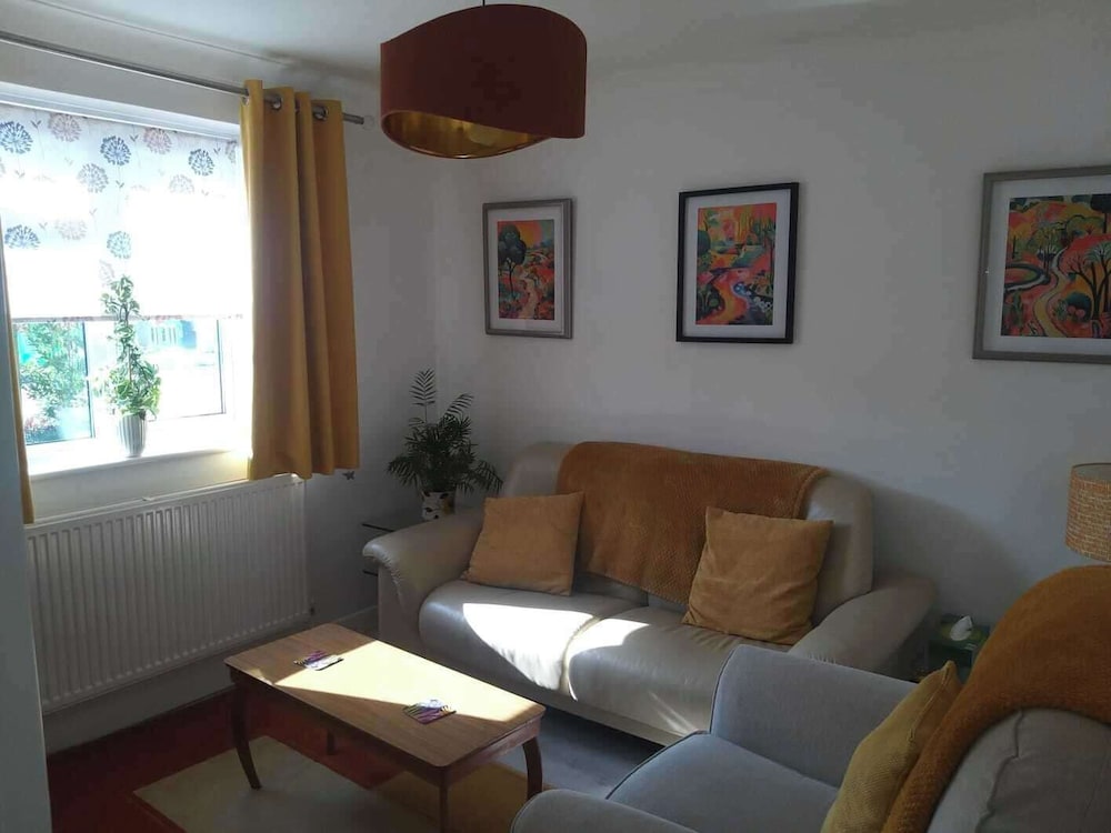 1-bed Seaside Retreat - Sleeps 2, Parking & Garden