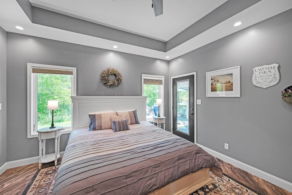 Lakeside Retreat With Hot Tub & Game Room 3 Bedroom Home